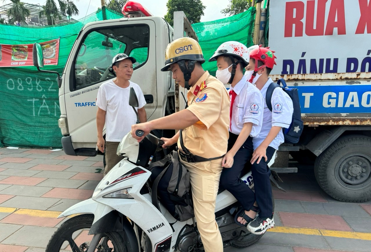 Đội Cảnh sát giao thông số 1 - Phòng Cảnh sát giao thông: Chở hai học sinh đến trường đúng giờ (cháu người vi phạm nồng độ cồn)